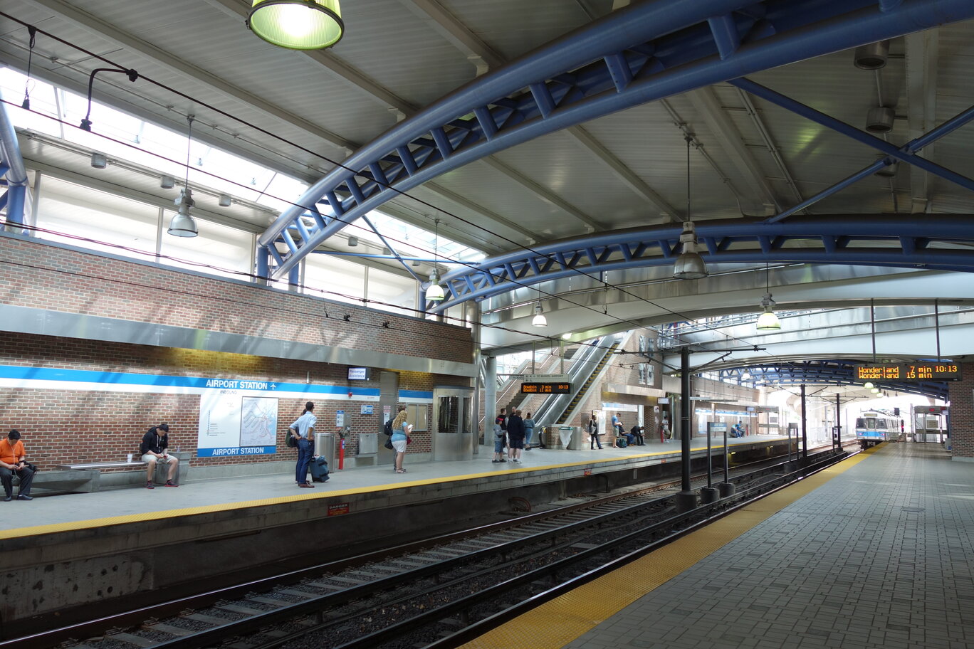 Airport Station (MBTA Blue Line) (2015年6月撮影)