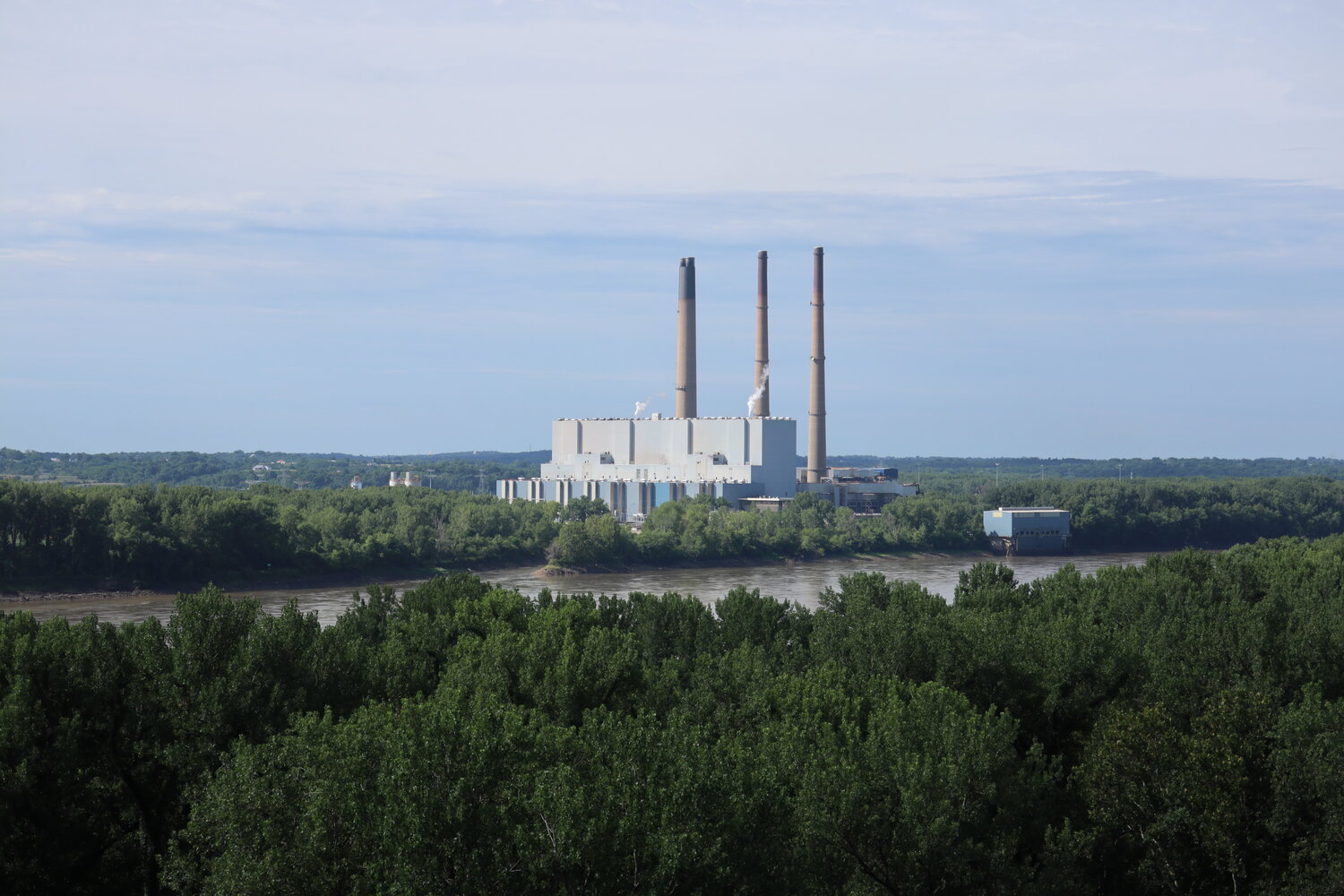 見晴らし台から見える発電所 @ Klondike Park (2022年7月撮影)