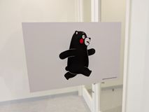 熊本空港の搭乗口までの通路にあるどことなくシュールなステッカー