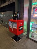 熊本駅前のポスト。側面のステッカーが目がないので恐怖を感じる
