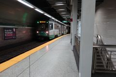 Green Lineの車両 (路面電車でもあるので幅が狭く、出入口が低い。プラットフォームも当然低い)