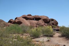 Hole in the Rock。大きさはのぼってる人のサイズと対比すると少しわかる