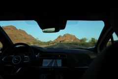 アリゾナな景色の中のWaymo