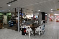 北欧のおしゃれ感ある空港内のカフェ
