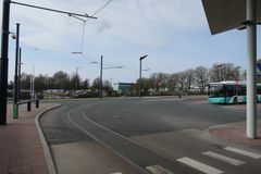 空港前。休止中のトラムの線路がある