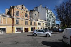 建物の合間にある石造りの何か