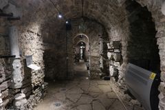 地下道にある様々な石の彫刻の展示