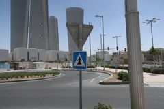アラブな交通標識 (Lusail Plaza Towersの近く)