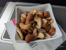 欧米系航空会社の機内で最初に出がちなナッツ (AA)