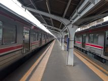 Kota駅のプラットフォームと元205系が2編成