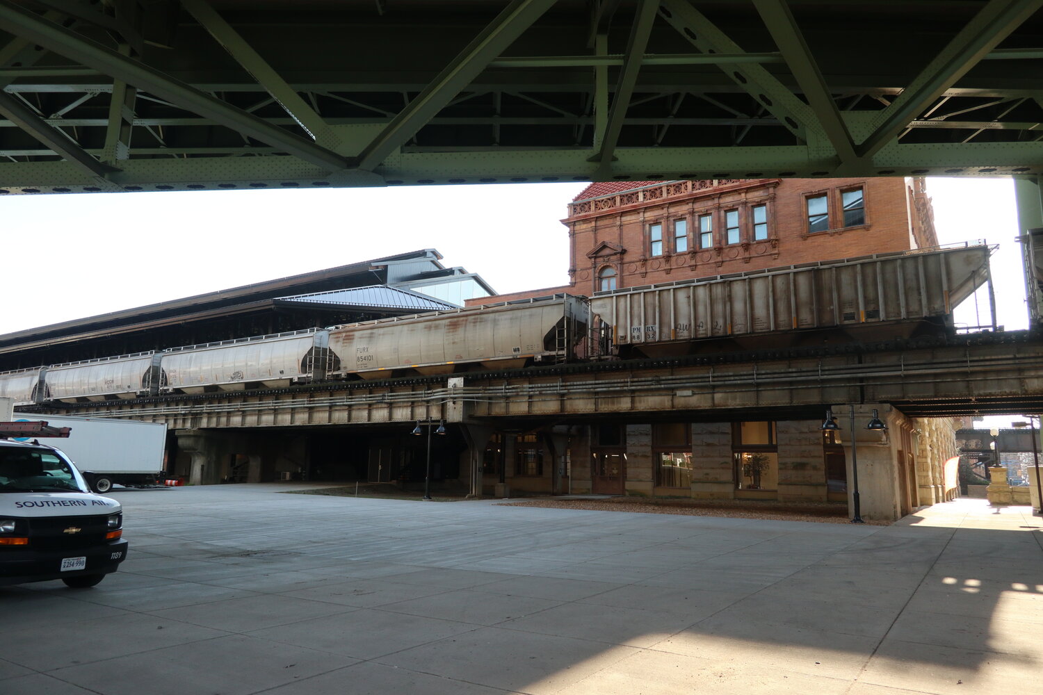 Richmond Main Street Station - 外から。貨物列車通過中 (2020年2月撮影)