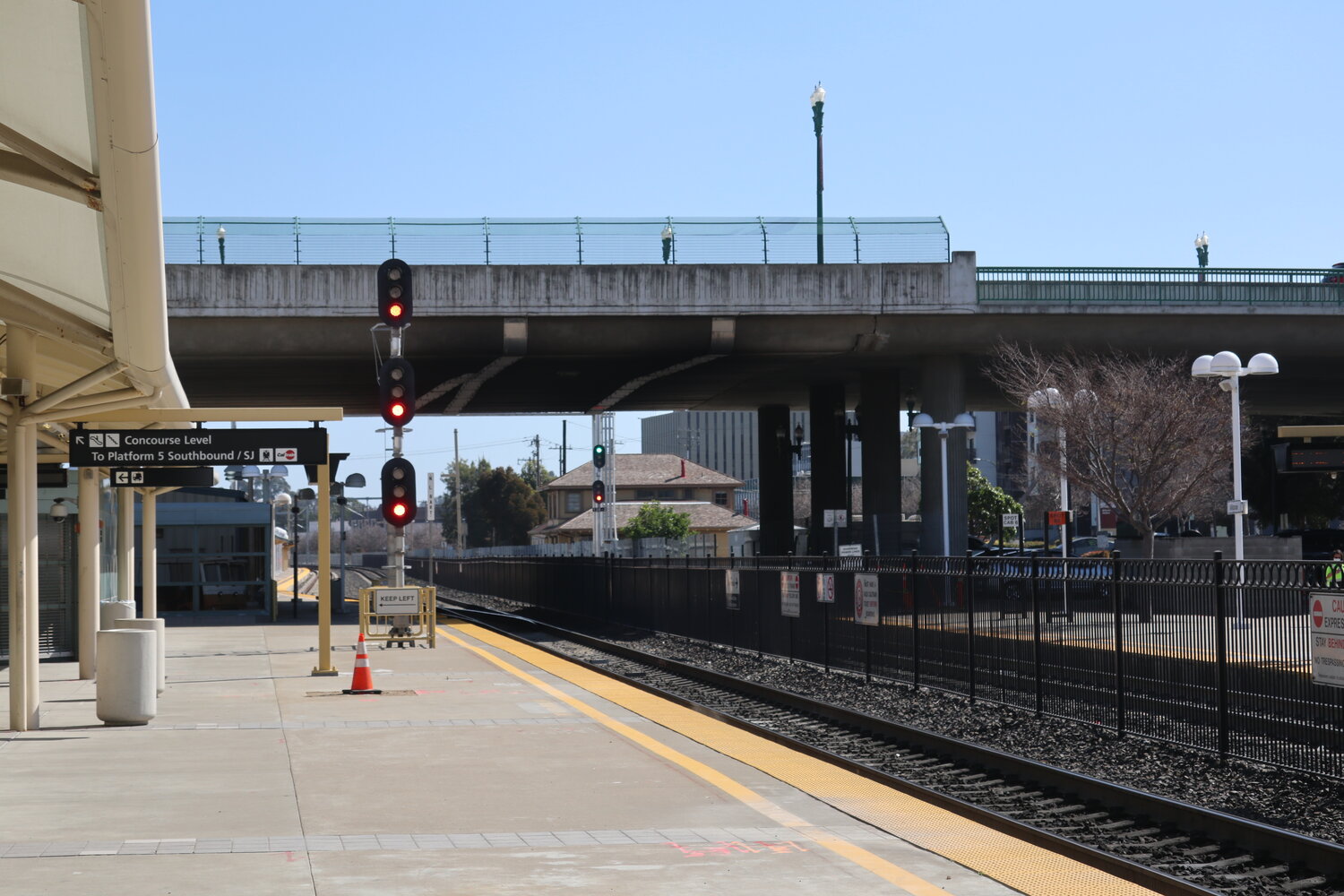 Millbrae Station。アメリカっぽい3段信号