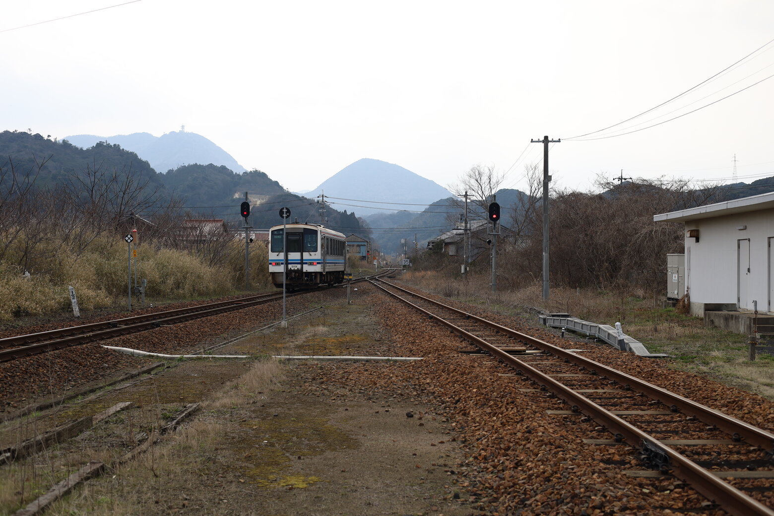 普通 浜田行 (329D, キハ120-313)@仁万駅