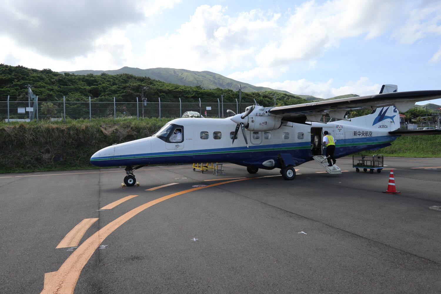 ドルニエ228NG (JA35CA) @ 三宅島空港(MYE)